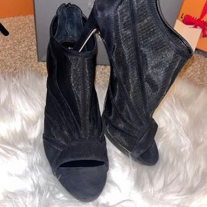 🌺Beautiful Black Suede Heels